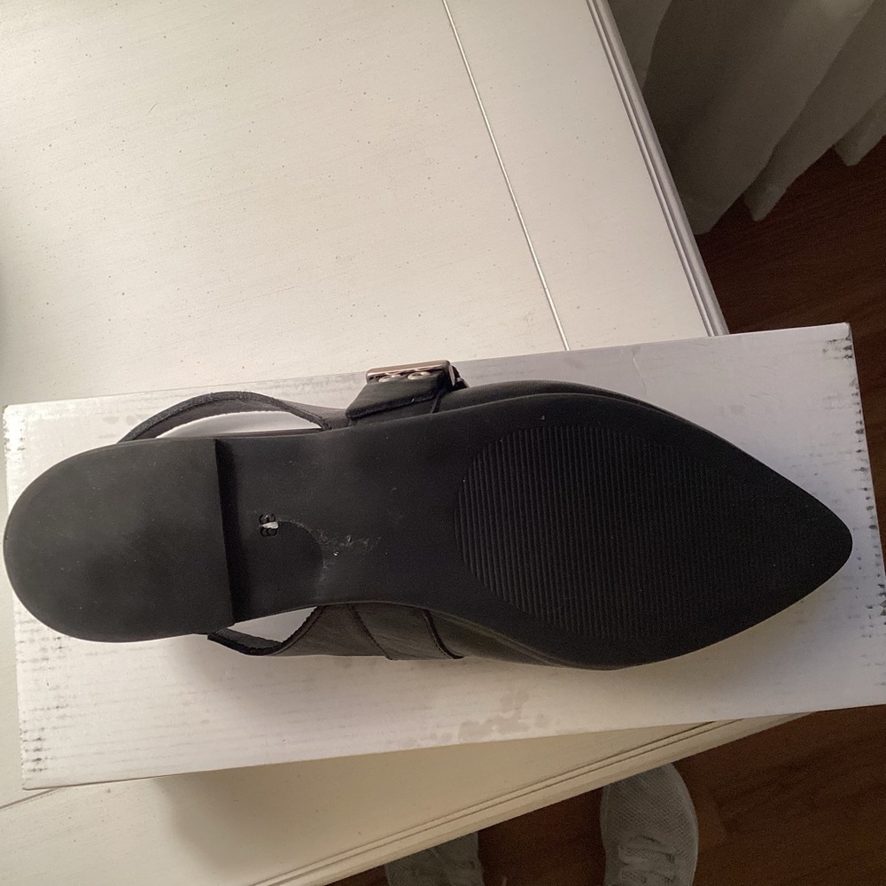 Stylish Black Leather Slingback Flats with Buckle Detail - Picture 5 of 5